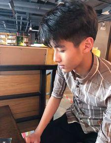 高中生照片男生,校园里的阳光少年