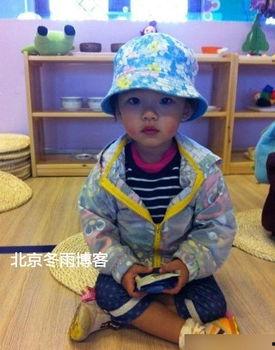 央视女主播玩手机搞笑